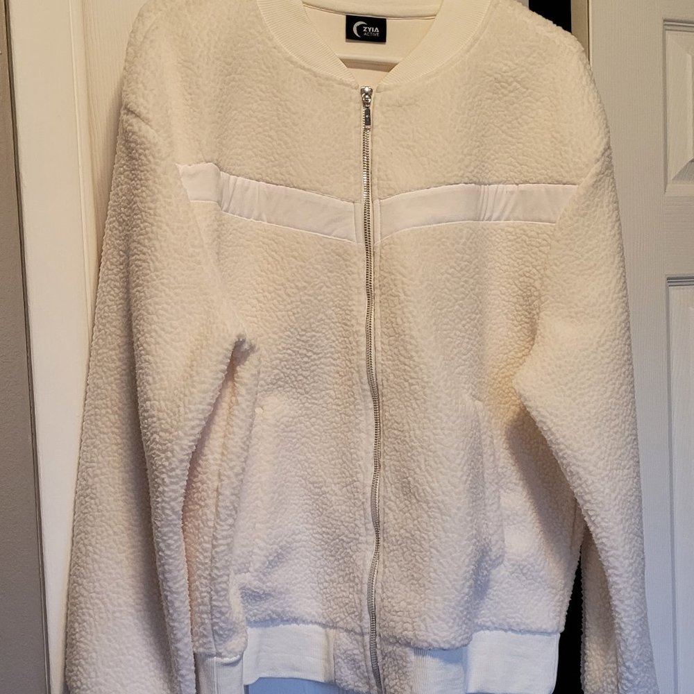 Zyia White Flying V Fleece Jacket Item#1044 Like New